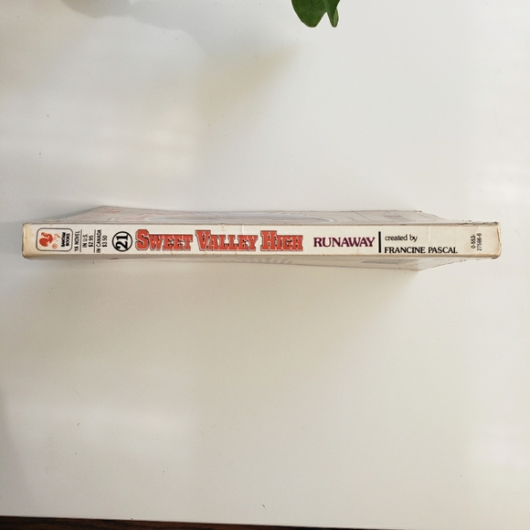 Sweet Valley High Runaway Book Paperback #21 - Picture 3 of 4